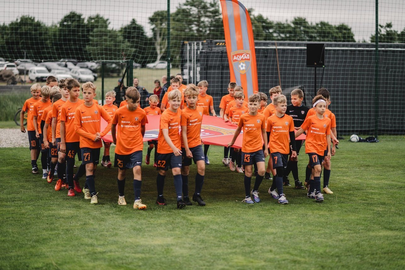 Banga Camp atidarymas – dalyviai su vėliava